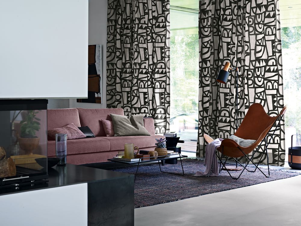 Modernes Wohnzimmer mit Rosa bis Lila Pastellfarben, Schwedischer Anlehnung und einem modernen Kamin - Lötega - Ihr Raumausstatter bei Herford